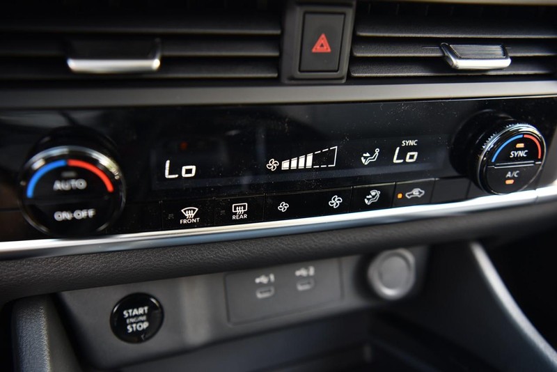 Nissan Rogue Vehicle Image 15
