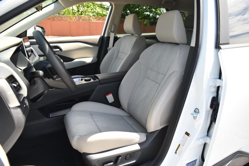 Nissan Rogue Vehicle Image 19