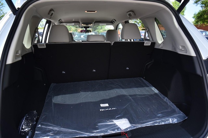 Nissan Rogue Vehicle Image 24