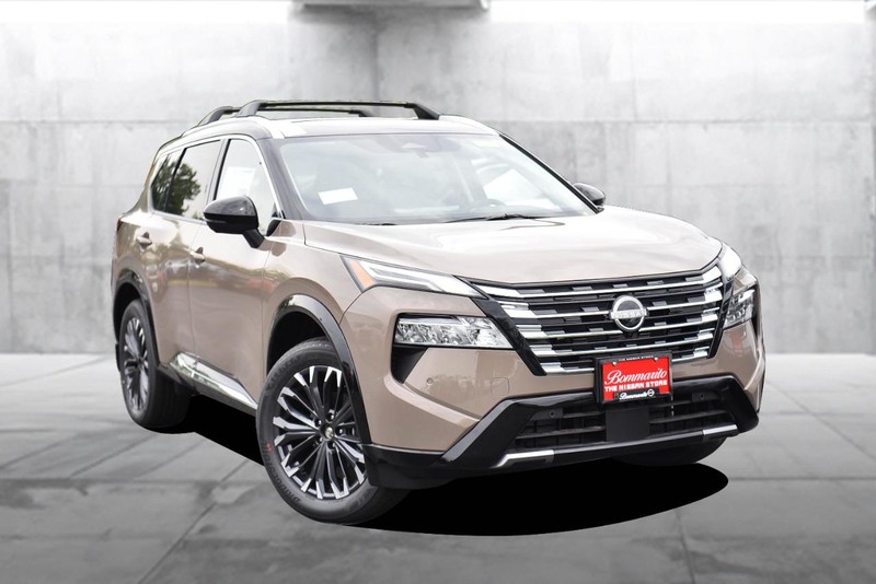 Nissan Rogue Vehicle Full-screen Gallery Image 2