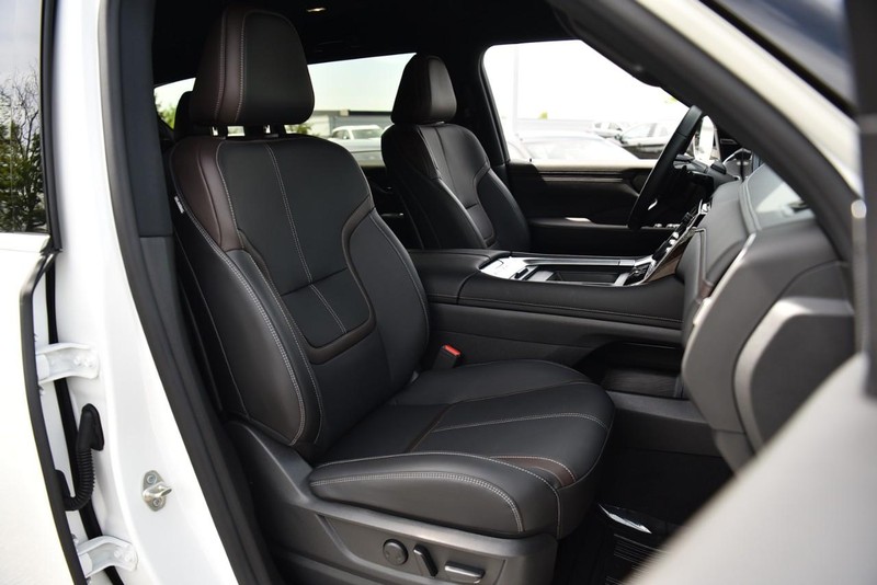 Nissan Armada Vehicle Image 26