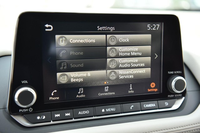 Nissan Rogue Vehicle Image 14