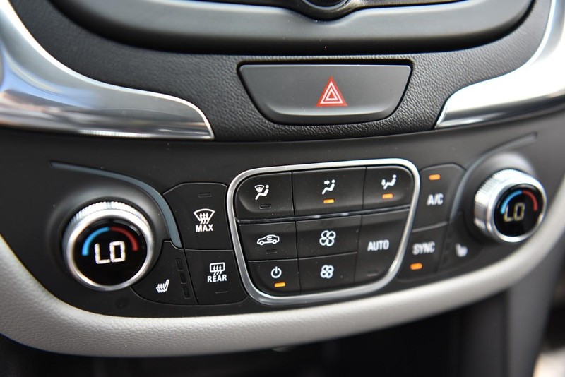 Chevrolet Equinox Vehicle Image 16