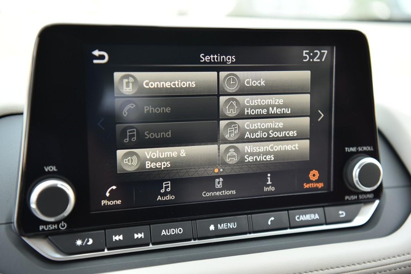 Nissan Rogue Vehicle Image 14
