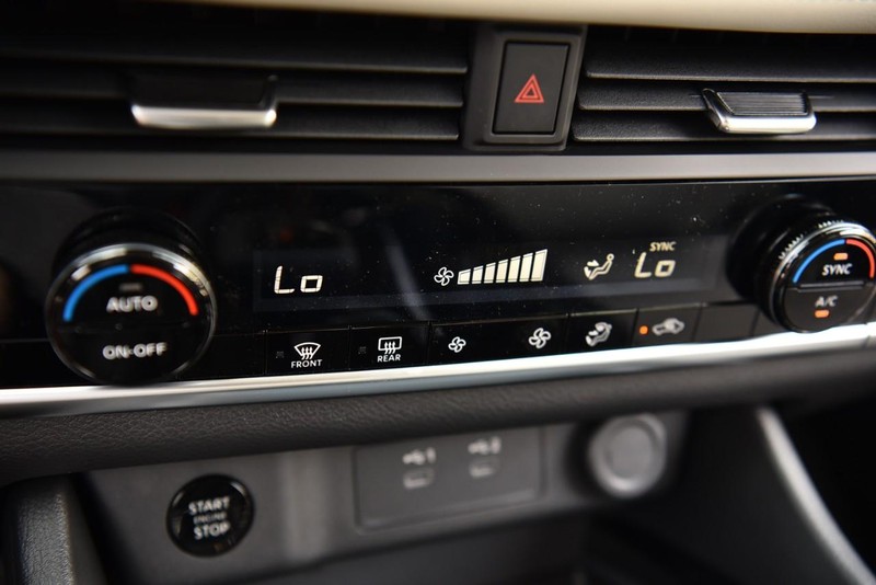 Nissan Rogue Vehicle Image 15