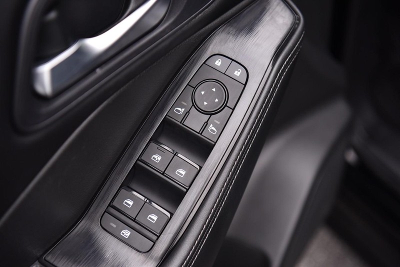 Nissan Rogue Vehicle Image 09