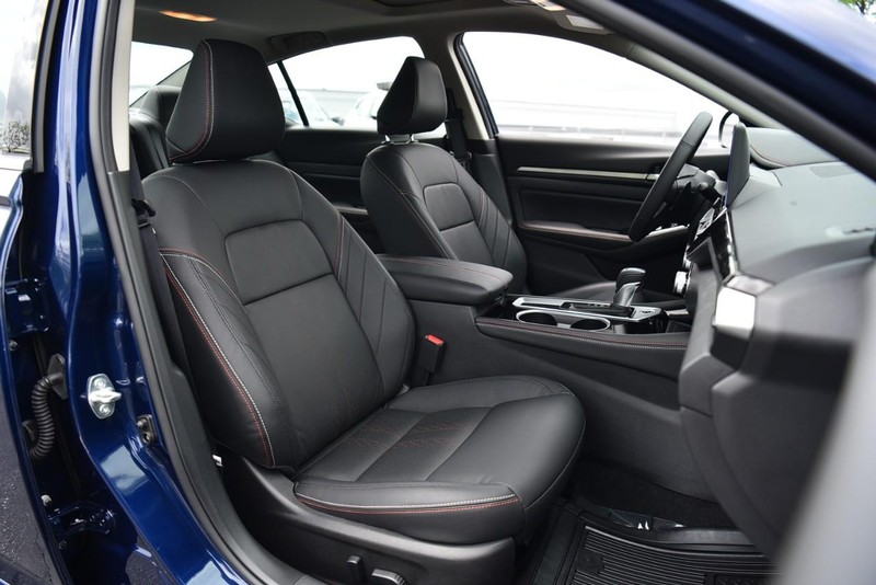 Nissan Altima Vehicle Image 20