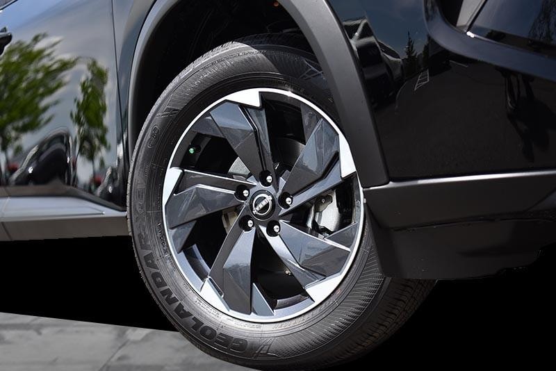 Nissan Rogue Vehicle Image 03