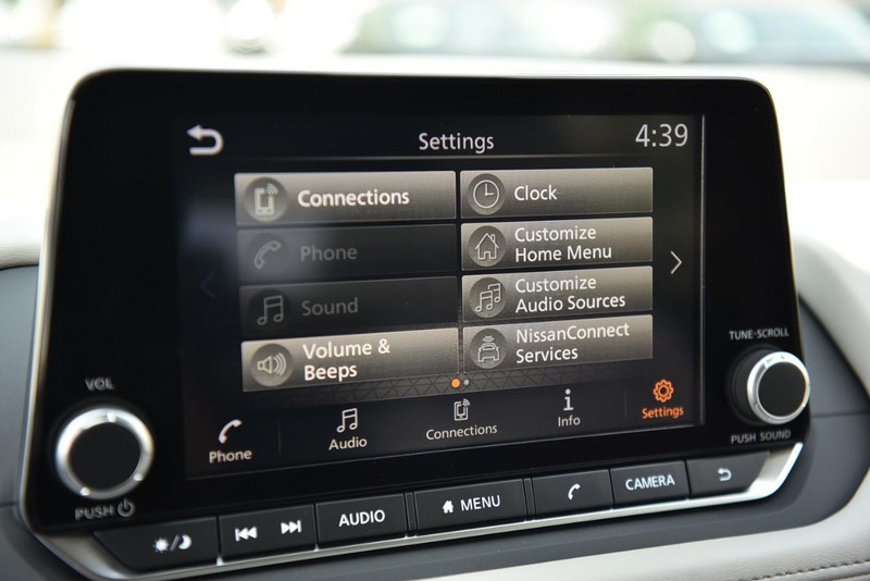 Nissan Rogue Vehicle Image 14
