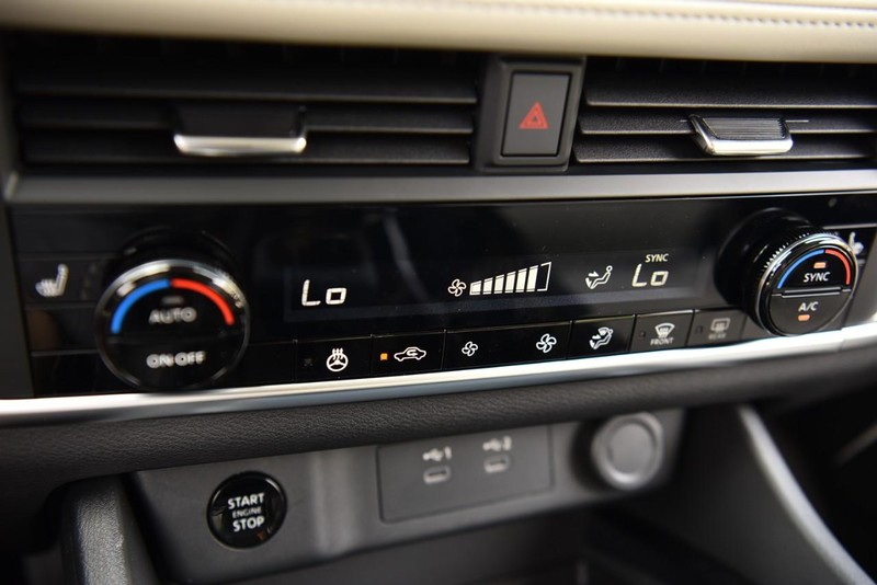 Nissan Rogue Vehicle Image 15