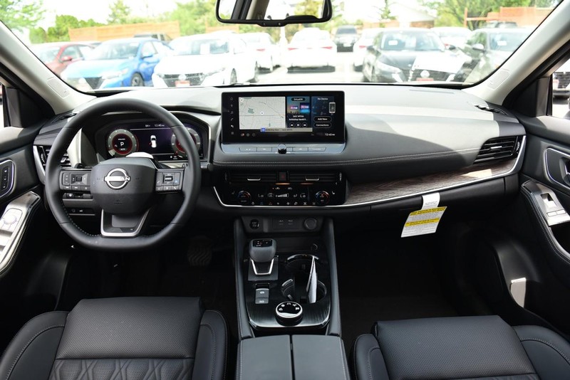 Nissan Rogue Vehicle Image 08