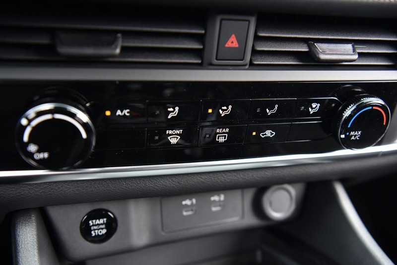 Nissan Rogue Vehicle Image 15