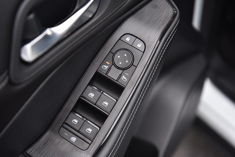 Nissan Rogue Vehicle Image 09