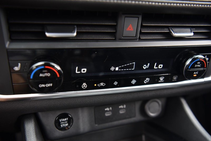Nissan Rogue Vehicle Image 15
