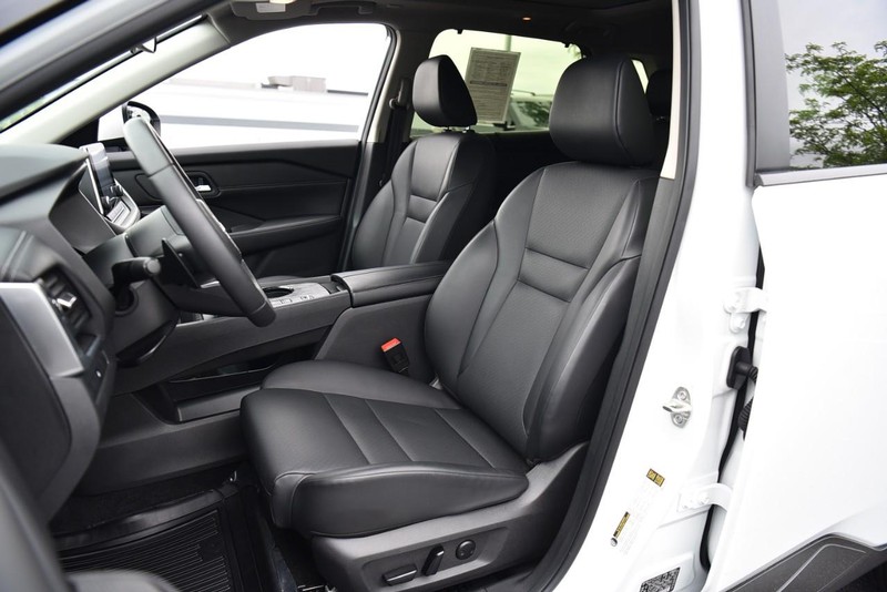 Nissan Rogue Vehicle Image 19