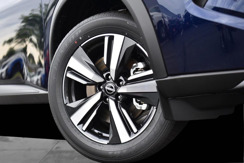 Nissan Rogue Vehicle Image 03