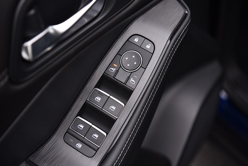Nissan Rogue Vehicle Image 09