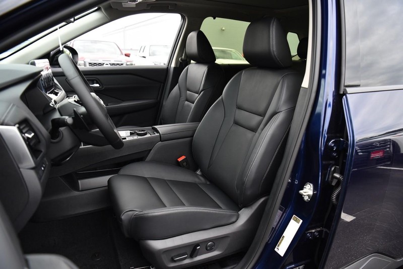 Nissan Rogue Vehicle Image 23