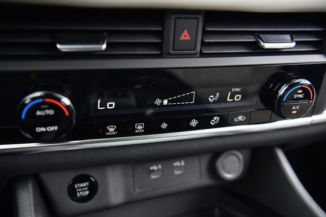 Nissan Rogue Vehicle Image 15