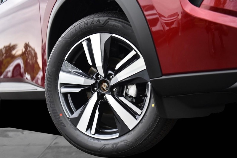 Nissan Rogue Vehicle Image 03