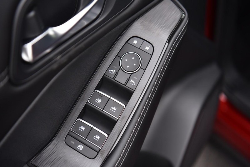 Nissan Rogue Vehicle Image 09