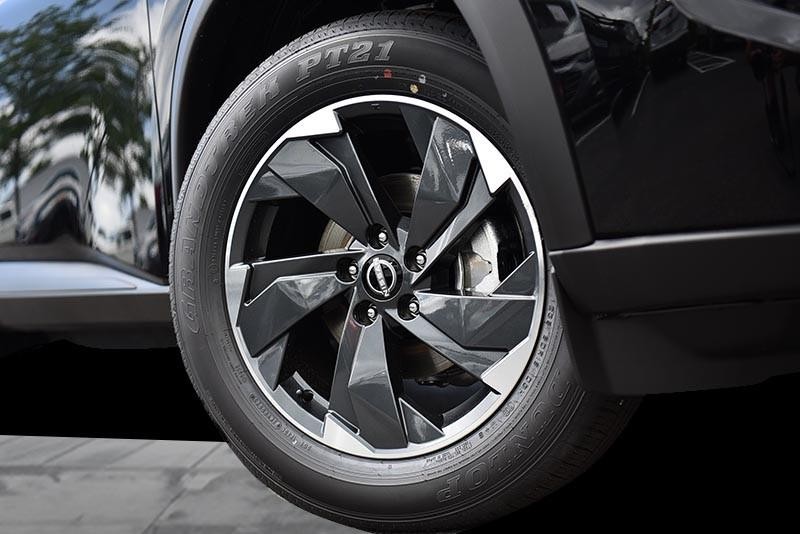 Nissan Rogue Vehicle Image 03