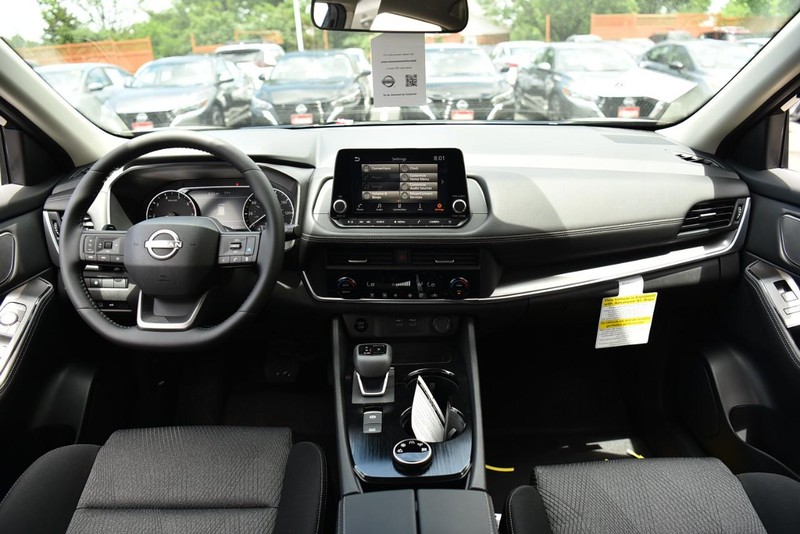 Nissan Rogue Vehicle Image 08
