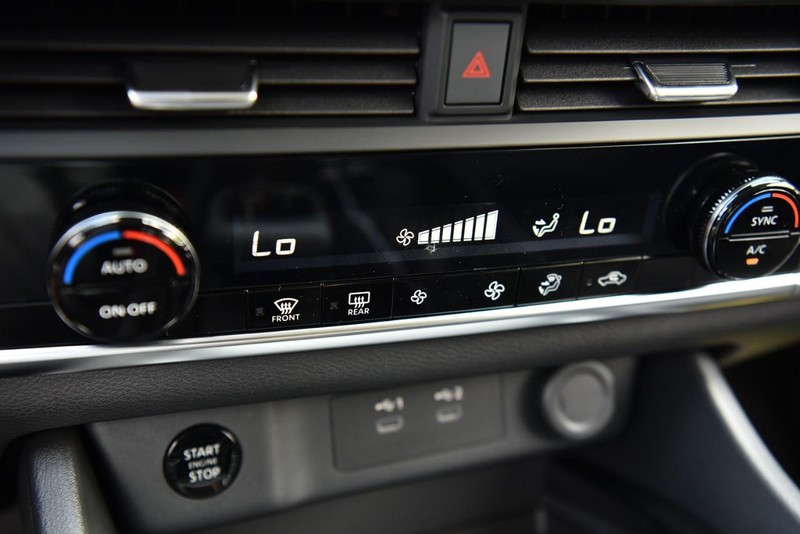 Nissan Rogue Vehicle Image 15