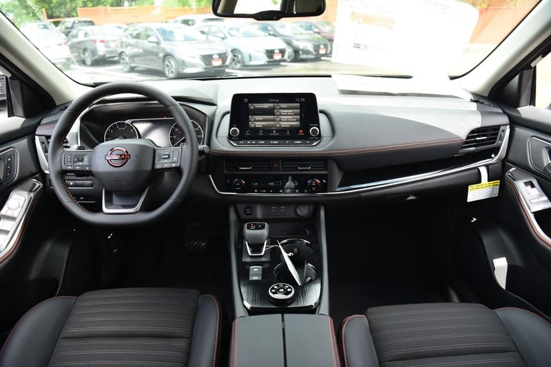 Nissan Rogue Vehicle Image 08