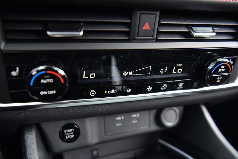 Nissan Rogue Vehicle Image 18