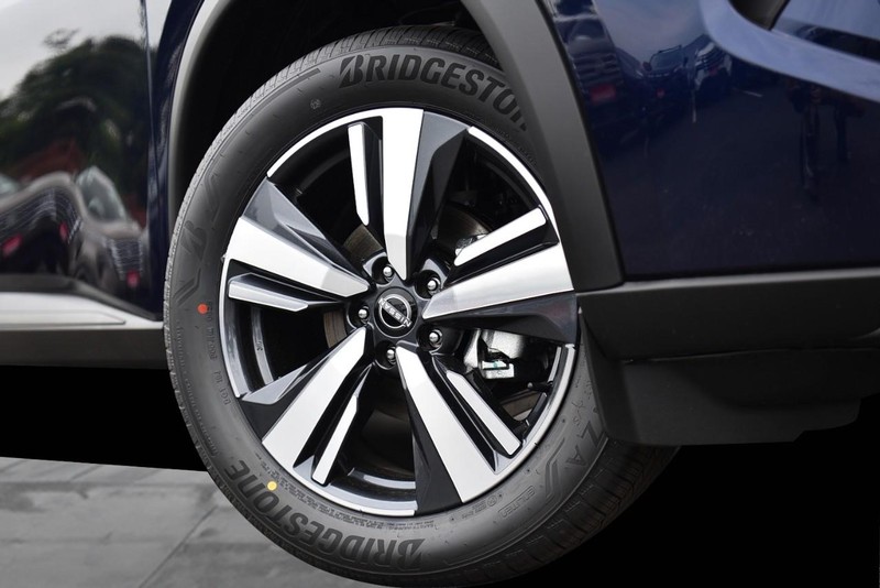 Nissan Rogue Vehicle Image 03