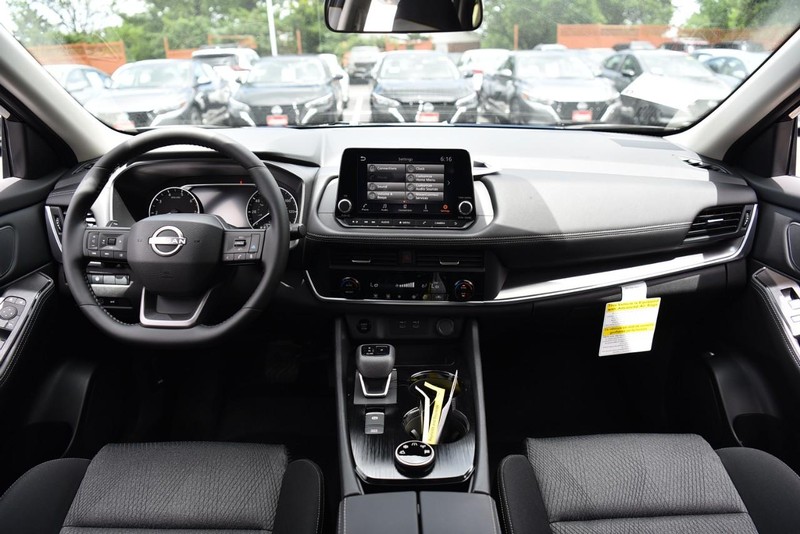Nissan Rogue Vehicle Image 08