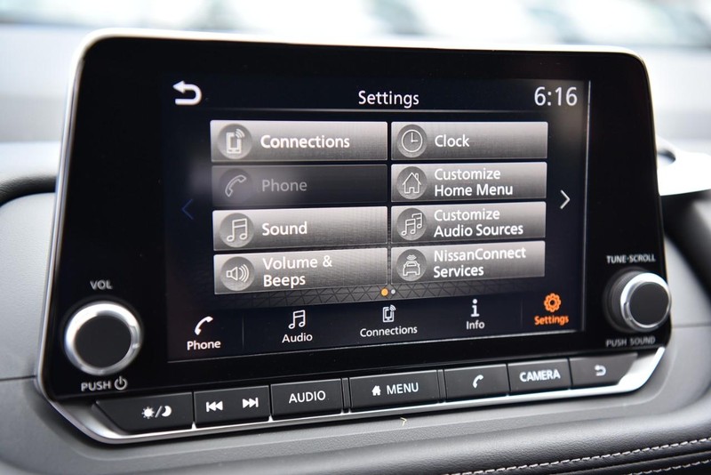Nissan Rogue Vehicle Image 14