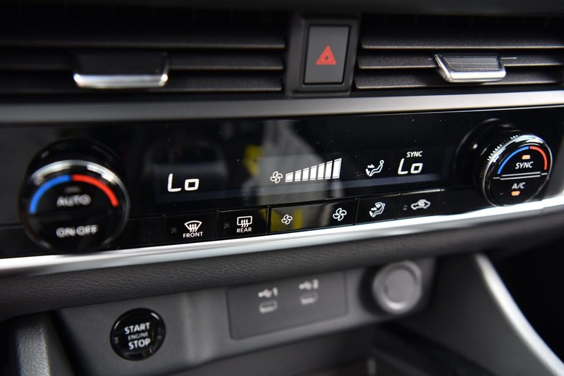 Nissan Rogue Vehicle Image 15