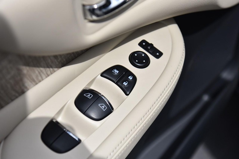 Nissan Murano Vehicle Image 09