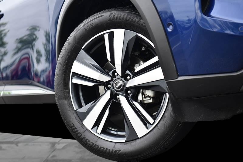 Nissan Rogue Vehicle Image 03