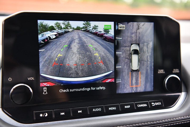 Nissan Rogue Vehicle Image 14