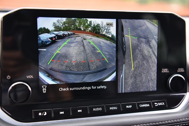 Nissan Rogue Vehicle Image 16