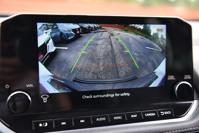 Nissan Rogue Vehicle Image 17