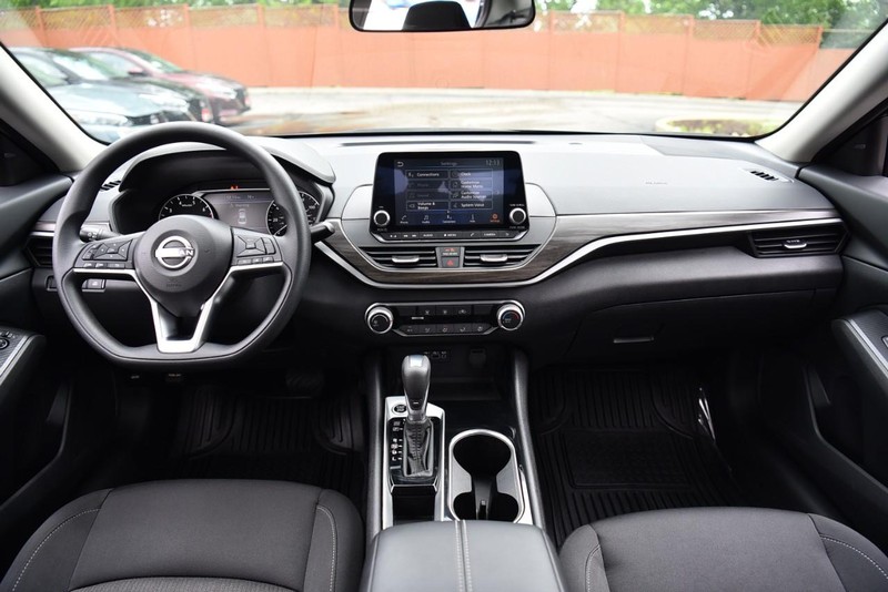 Nissan Altima Vehicle Image 08