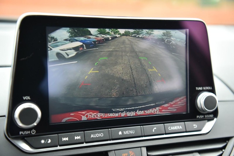 Nissan Altima Vehicle Image 13