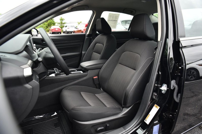Nissan Altima Vehicle Image 19