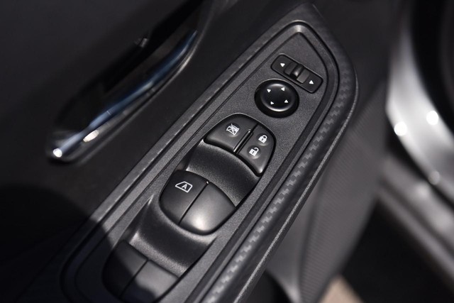 Nissan Versa Vehicle Image 09