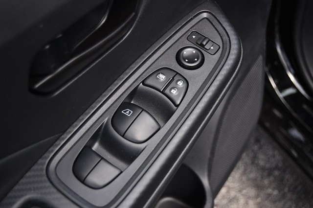 Nissan Versa Vehicle Image 09