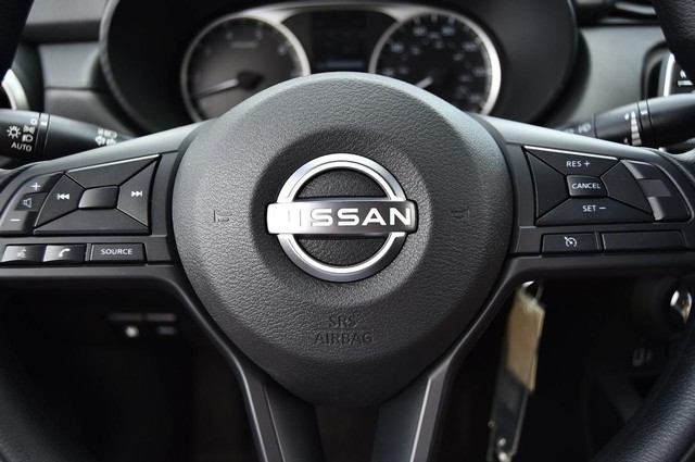 Nissan Versa Vehicle Image 16