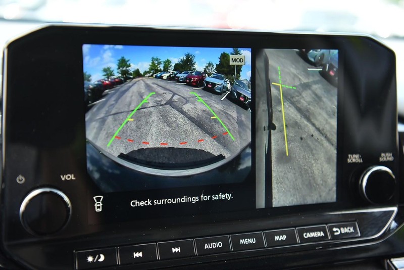 Nissan Pathfinder Vehicle Image 15
