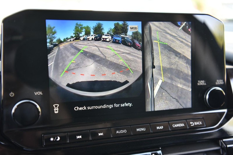 Nissan Pathfinder Vehicle Image 16