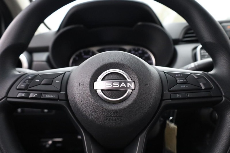 Nissan Versa Vehicle Image 09