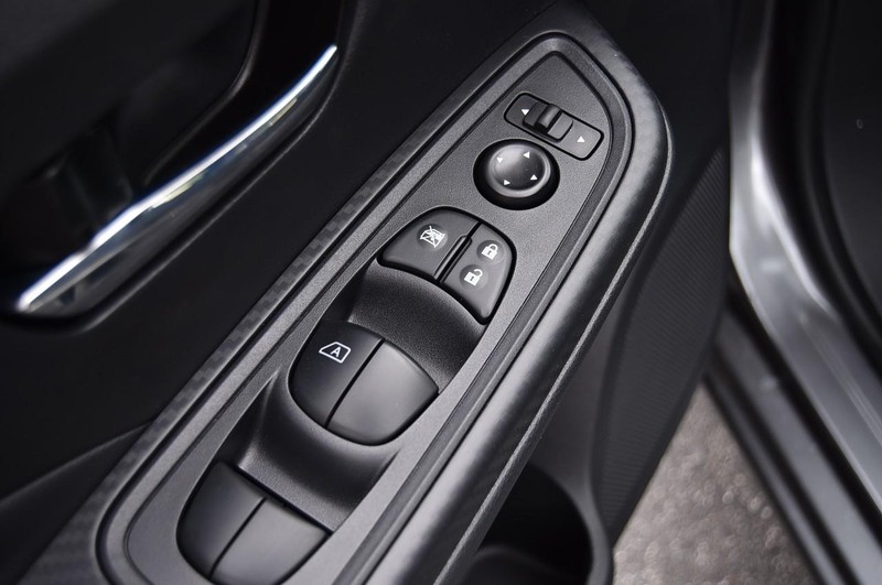 Nissan Versa Vehicle Image 09