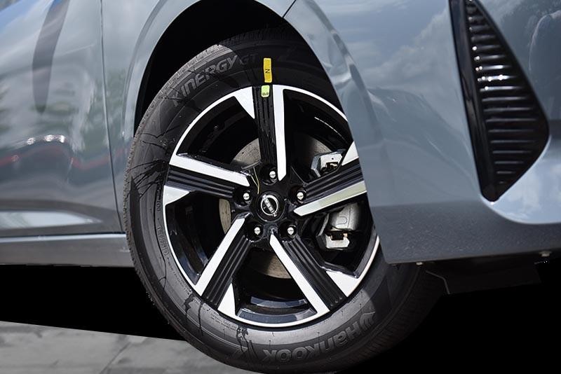 Nissan Sentra Vehicle Image 03
